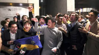 Aficionados del Boca Juniors reciben a sus jugadores en Madrid
