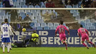 Momento crucial del Real Zaragoza-Córdoba de enero, en la liga pasada: Cristian Álvarez para un penalti a Alfaro en los últimos minutos y salva el 1-0 a favor de los zaragocistas.