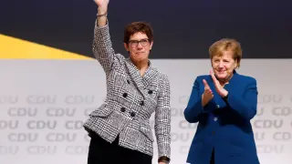 La centrista Kramp-Karrenbauer sucede a Merkel en la CDU