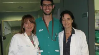 El cirujano Oliver junto a sus compañeras Reyes Ibáñeza y Menchu Casamayor.l