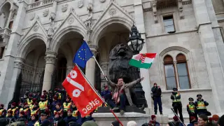 Miles de húngaros protestan contra un proyecto de ley que aumenta las horas extra.