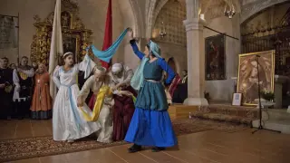 Bailes de época de las mujeres de Utebo en el interior de la iglesia de Tobed.