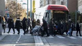 Un autobús de la línea 36, el domingo, en la zona en que se produjo el atropello mortal.