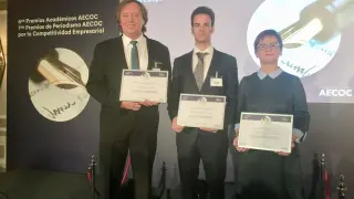 El estudiante Alejandro Gracia Soria, junto con sus tutores Jesús Royo y Pilar Lambán, en la entrega de los Premios Académicos AECOC 2018.
