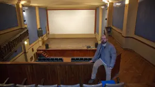 El alcalde de Cariñena, en el interior del cine Olimpia, donde se iniciarán las obras de reforma.