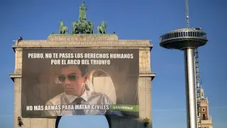 Greenpeace exige a Pedro Sánchez el cese de la venta de armas con un meme gigante. 