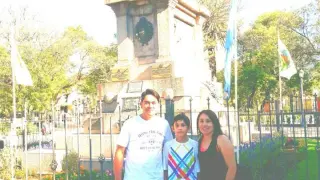 Fabián Ballestero, descendiente de Santolea (Teruel), con su mujer y su hijo en San Luis (Argentina).