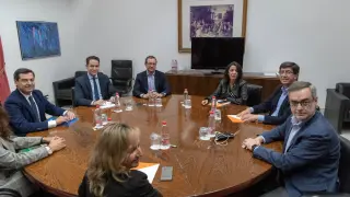 Los equipos negociadores del PP y Cs de Andalucía.