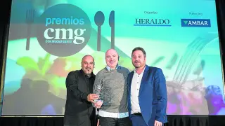 Josetxo Soto y Ramón Aso, propietarios del restaurante Callizo, de Aínsa, reciben su premio de manos de José Luis Soro, consejero de Vertebración del Territorio del Gobierno de Aragón.