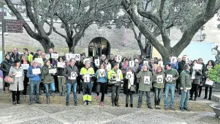 Trabajadores municipales durante la protesta del 11 de diciembre ante el Ayuntamiento de Huesca.