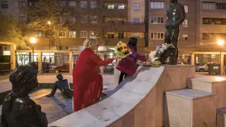 Lucía Ruiz y su hija Fabiola colocan dos ramos de flores en el monumento de la plaza Esperanza, donde ocurrió el atentado de ETA hace 31 años