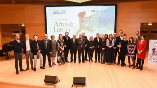 Los premiados por el suplemento 'Artes & Letras' y los encargados de entregar las distinciones, sobre el escenario de la sala Luis Galve al término de la gala.