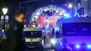 Vista de vehículos de la policía francesa estacionados cerca del lugar del tiroteo registrado hoy en el Mercado de Navidad, en Estrasburgo (Francia).