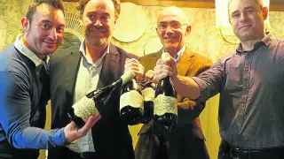 Ángel Marco, Carlos Valero, Javier Sancerni y Rual Prieto, con la nueva cerveza Chardonnay.