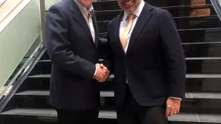 Fernando de Yarza López-Madrazo, presidente de Henneo, (derecha) estrecha la mano a Michael Golden, del 'New York Times' y actual presidente de WAN-IFRA.