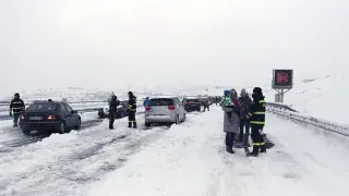 7 DE ENERO. Vehículos atrapados en varios tramos de la AP6 por la nevada, algunos de ellos durante más de 16 horas