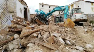 Una máquina, atrapada en una obra en Villalba de Perejil