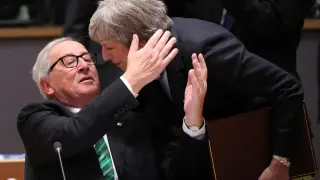 El presidente de la Comisión Europea, Jean Claude Juncker, y Theresa May este jueves en la cumbre