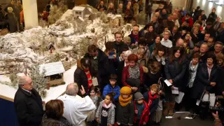 La inauguración del belén de la Diputación de Huesca y la apertura de la Feria de Artesanía marcan el inicio del pórtico de la Navidad.