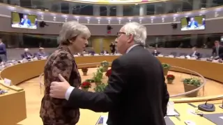 El momento en el que May y Juncker hablan antes del Consejo Europeo
