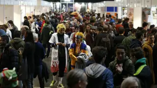 Dos asistentes, vestidos como personajes de 'Naruto', pasean por el salón