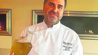 Víctor Carracedo, con el aceite de Agustín Fornós.