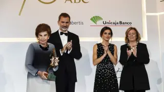 Pilar de Yarza Mompeón, presidenta editora de HERALDO DE ARAGÓN, recibía este lunes el Premio Luca de Tena de Periodismo en una gala presidida por los Reyes de España.