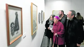 Visitantes de la exposición observan el dibujo de Santiago Lagunas donde retrata a sus hijas.