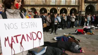 Estudiantes de la facultad donde estudió Laura Luelmo hacen una 'performance' en la Plaza Mayor de Salamanca
