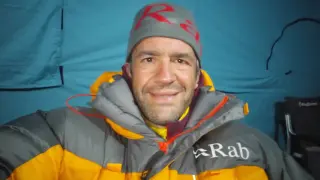 16 de mayo. Javier Camacho se convierte en el primer aragonés que corona el Everest sin oxígeno.