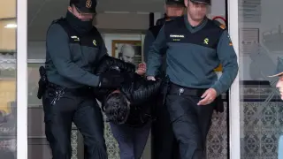 Bernardo Montoya abandonando la comandancia de Huelva para ser trasladado ante el juez.