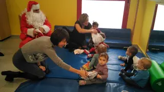 Los niños de la Escuela Infantil de Tarazona reciben los primeros regalos de Papa Noel
