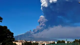 El Etna entra en erupción y obliga a cerrar el aeropuerto de Catania