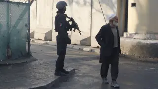 Un oficial de seguridad afgano protege el área de Kabul en la que se produjo el ataque.