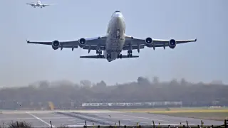 Un avión despega del aeropuerto londinense de Gatwick.