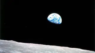'Earthrise' (el amanecer de la Tierra) sigue siendo una de las imágenes más impactantes de nuestro planeta