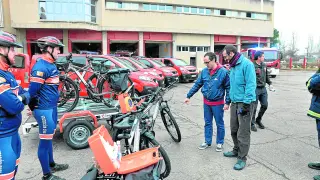 El concejal de Servicios Públicos, Alberto Cubero, presentó este miércoles cuatro nuevas bicicletas de la unidad ciclista de la Agrupación de Voluntarios de Protección Civil, así como los nuevos vehículos de bomberos.