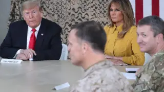 El presidente estadounidense, junto a su mujer y militares desplegados en Irak.
