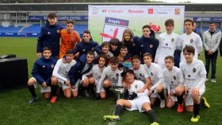 Los futbolistas del Valencia posan con el trofeo de campeones de la Aragón Cup