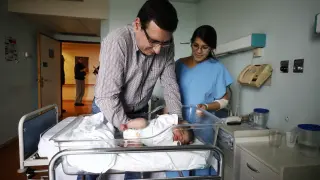 Jesús Madrona y Verónica Quispe con su hija Carolina María en el Hospital Miguel Servet