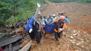 Al menos 9 muertos y 34 desaparecidos en una avalancha en Indonesia.