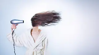 El uso abusivo del secador hace que el pelo se estropee con mayor facilidad.