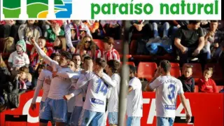 Celebración del 1-1 del Real Zaragoza en Gijón este sábado en El Molinón, logrado por Álex Muñoz. Encima, el logo oficial de la marca 'Asturias, paraíso natural', del gobierno autónomo del Principado.