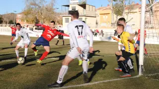 Un jugador del Fraga dispara a puerta en el área del Andorra.
