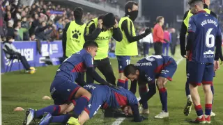 Los jugadores de la SD Huesca festejan el gol de la victoria ante el Betis.