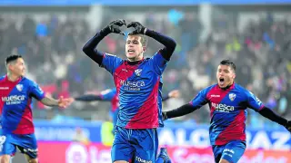 Christian Rivera celebra el segundo gol de la SD Huesca dibujando un corazón con sus manos