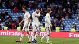 Los jugadores del Real Madrid, cabizbajos tras caer ante la Real Sociedad.