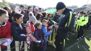 Rivera firma unos autógrafos a los muchos niños presentes en el entrenamiento.