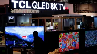 LG sacará al mercado un televisor que se enrolla sobre sí mismo.