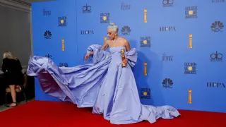 Lady Gaga brilla en una alfombra roja de los Globos de Oro con sabor latino